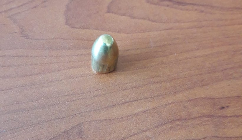 Park halindeki araca yorgun mermi isabet etti