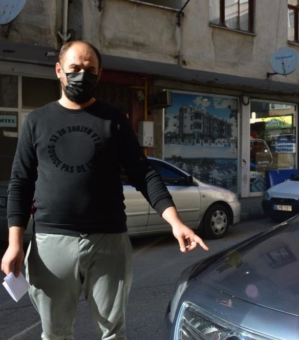 Park halindeki aracına yorgun mermi düştü, sürücü şoke oldu