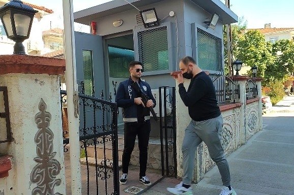 Park halindeki aracına yorgun mermi düştü, sürücü şoke oldu