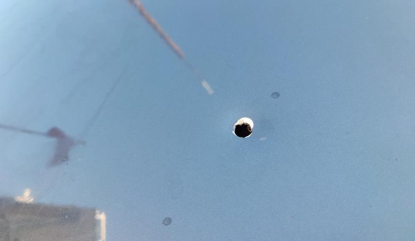 Park halindeki aracına yorgun mermi düştü, sürücü şoke oldu