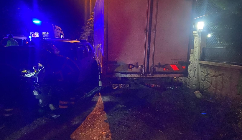 Park halindeki kamyonete çarptı