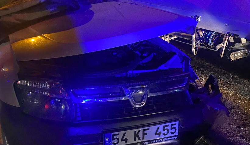 Park halindeki kamyonete çarptı