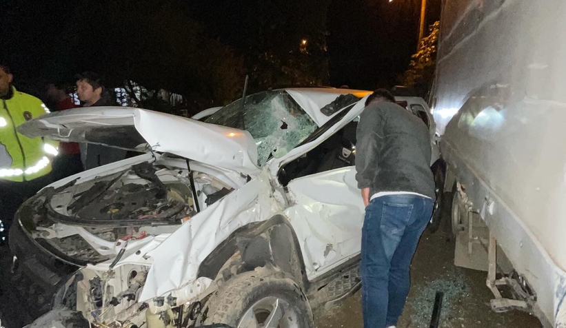 Park halindeki kamyonete çarptı