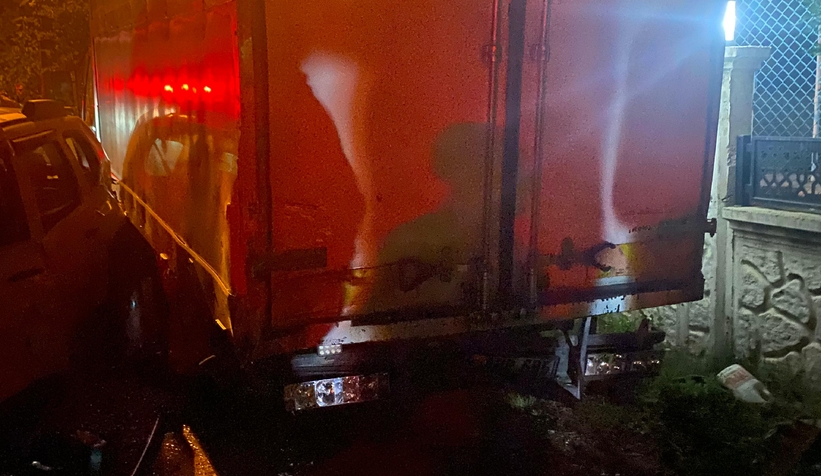 Park halindeki kamyonete çarptı