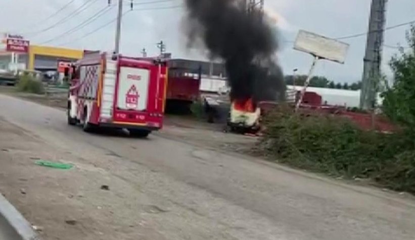 Park halindeki minibüs patlayarak alev topuna döndü
