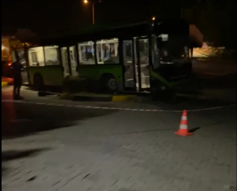 park-halindeki-otobus-kaydi-faciadan-donulduudfls1yzeh
