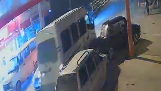 Park halindeki otomobile çarpıp yoluna devam etti