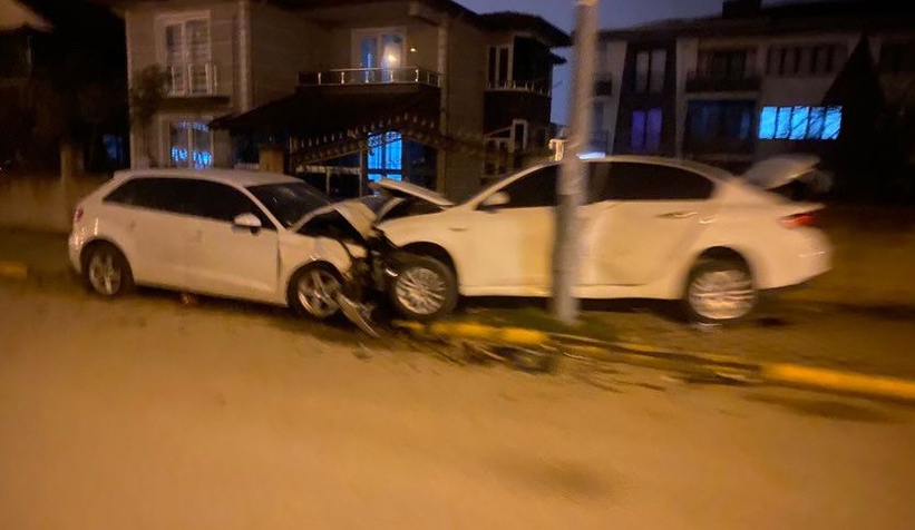 park-halindeki-otomobile-carpti-1-yaralirknyrezbcj