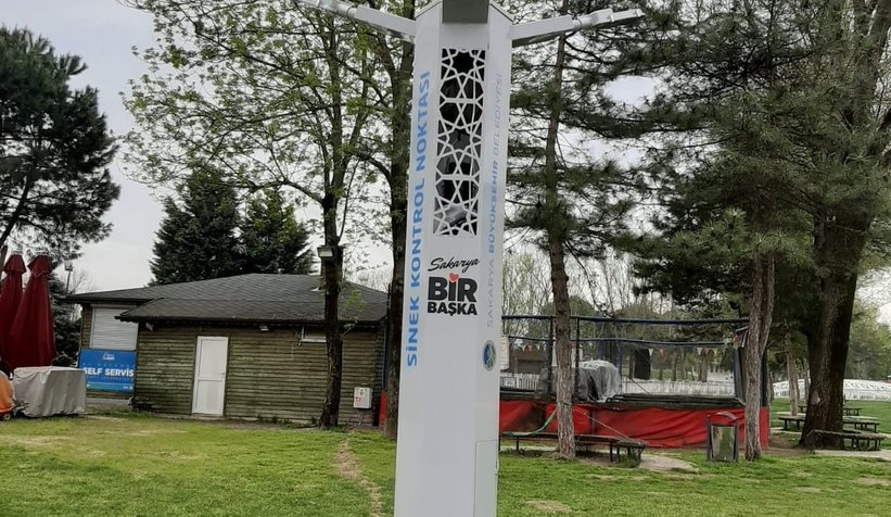 Park ve meydanlara sinekkapanlar yerleştirildi