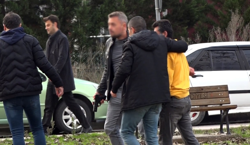 Parkın ortasında kız arkadaşını silahla rehin aldı