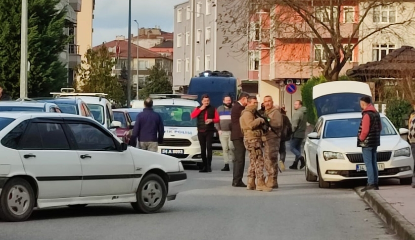 Parkın ortasında kız arkadaşını silahla rehin aldı