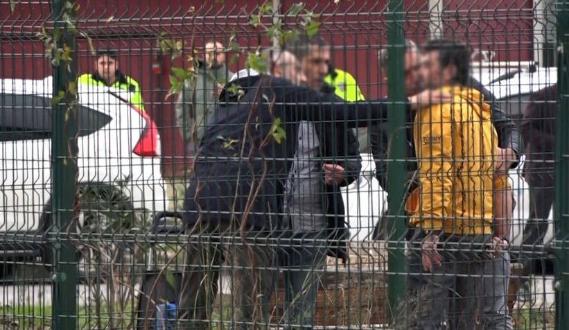 Parkın ortasında kız arkadaşını silahla rehin aldı