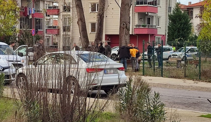 Parkın ortasında kız arkadaşını silahla rehin aldı