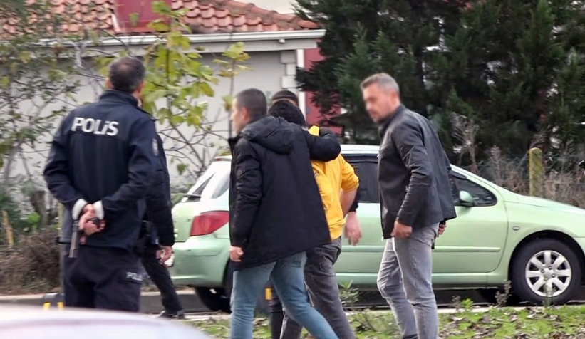 Parkın ortasında kız arkadaşını silahla rehin aldı