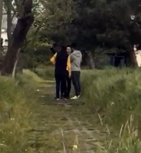 Parkta dehşete düşüren görüntü; Çocuklar rastgele ateş etti