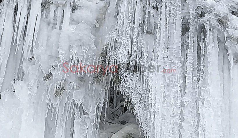 Patlayan çeşme donmuş şelale oluşturdu