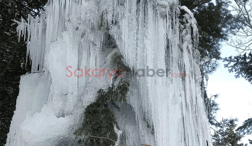 Patlayan çeşme donmuş şelale oluşturdu
