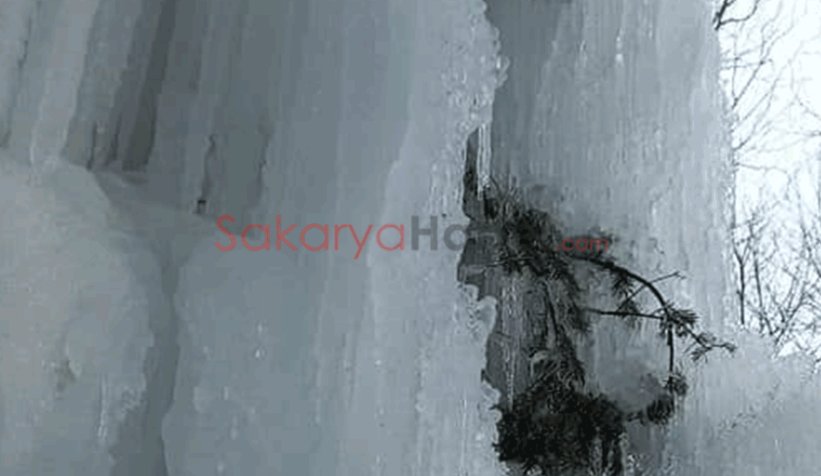 Patlayan çeşme donmuş şelale oluşturdu