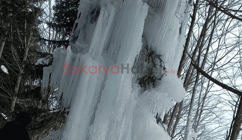 Patlayan çeşme donmuş şelale oluşturdu