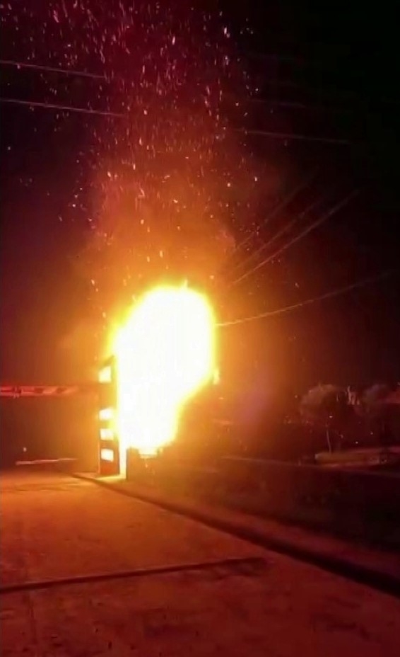 Patlayan trafo alev alev yandı