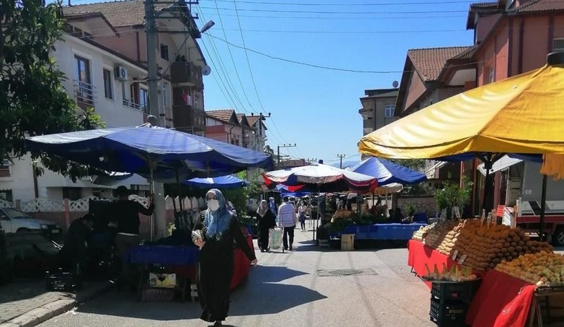 Pazarcı esnafı bayramın son günü tezgahlarını kurdu