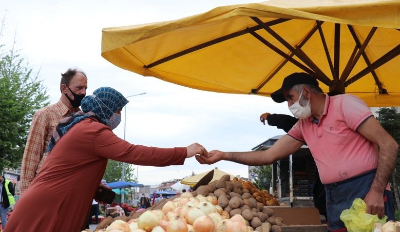 Pazarlar açıldı; Vatandaş akın etti
