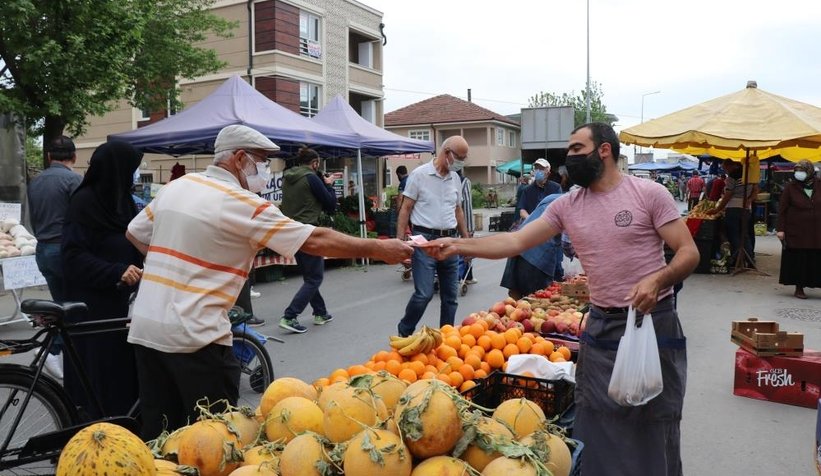 Pazarlar açıldı; Vatandaş akın etti