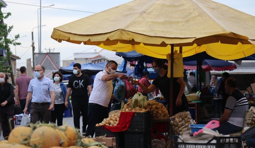 Pazarlar açıldı; Vatandaş akın etti