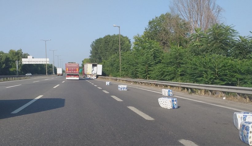 Peçeteler otoyola saçıldı