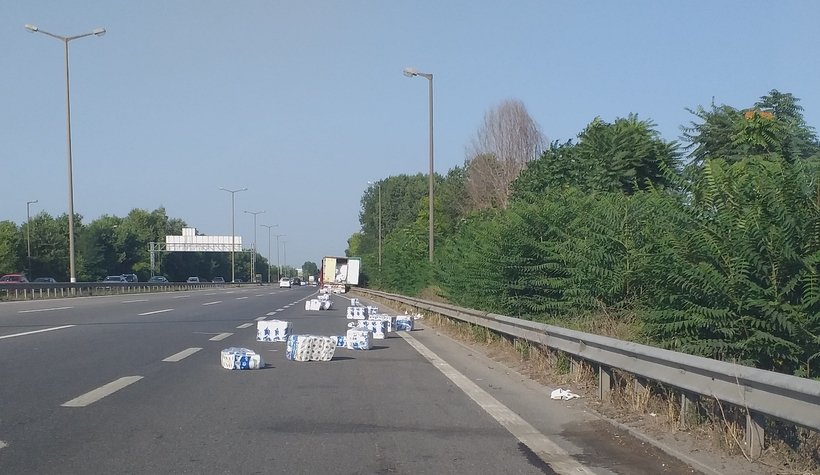 Peçeteler otoyola saçıldı