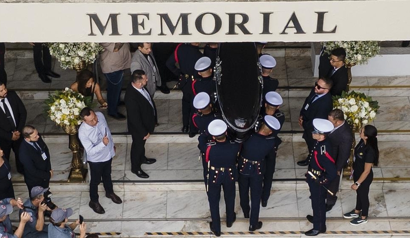 Pele, son yolculuğuna uğurlandı