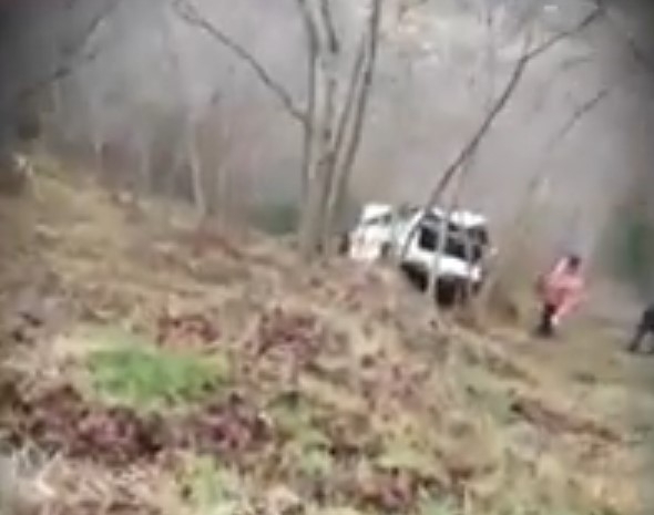 Pert olan araçtan sağ çıkıp gözyaşı döktü