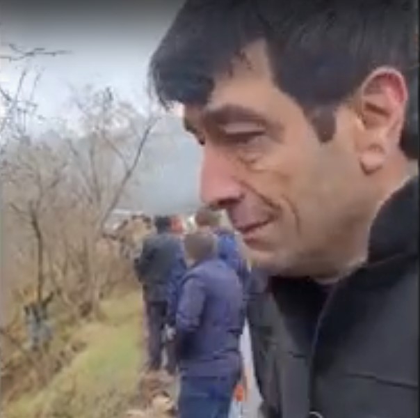 Pert olan araçtan sağ çıkıp gözyaşı döktü