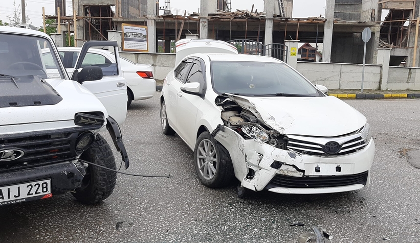 Pikap ile otomobilin çarpışması sonucu 2 kişi yaralandı