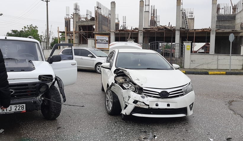 Pikap ile otomobilin çarpışması sonucu 2 kişi yaralandı