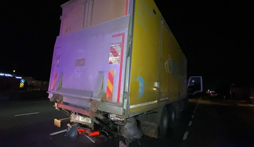 Pikap kamyona arkadan çarptı: 1'i ağır 3 yaralı