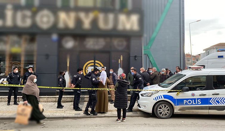  Poligonda silahla kendini odaya kilitledi