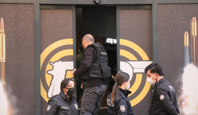  Poligonda silahla kendini odaya kilitledi