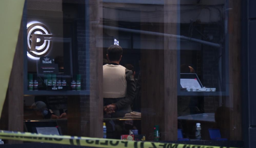  Poligonda silahla kendini odaya kilitledi