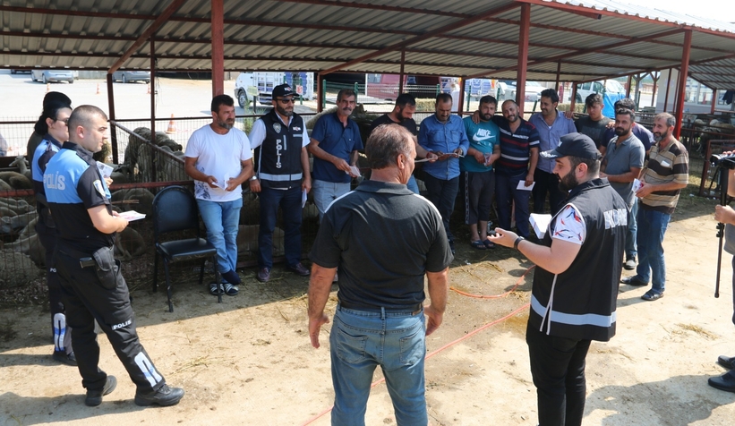 Polis ekipleri kurban pazarında sahte para uyarısı yaptı