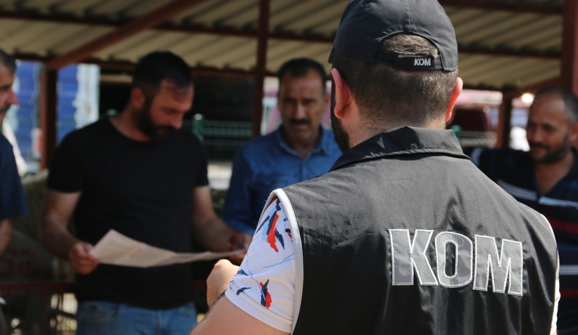 Polis ekipleri kurban pazarında sahte para uyarısı yaptı