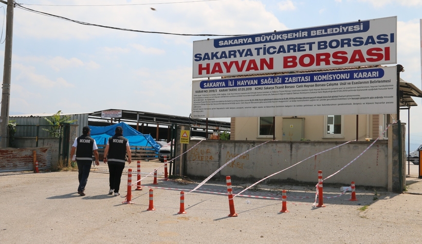 Polis ekipleri kurban pazarında sahte para uyarısı yaptı