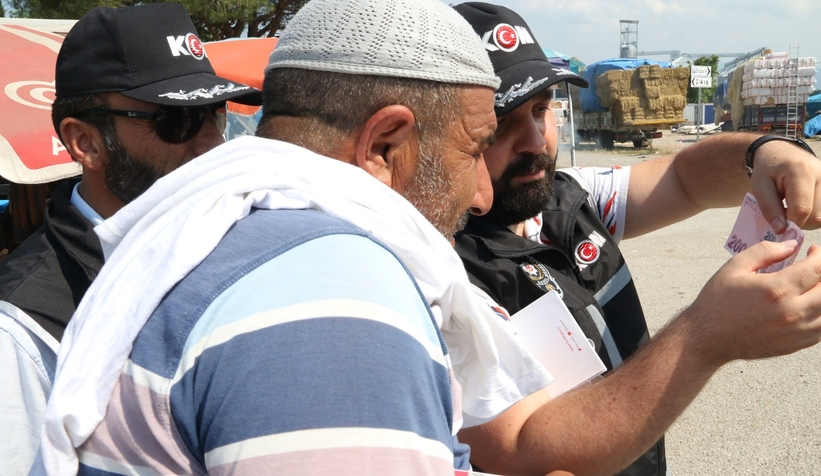 Polis ekipleri kurban pazarında sahte para uyarısı yaptı