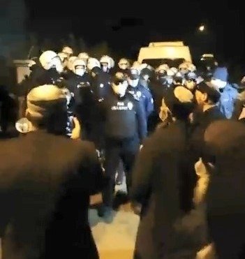 Polis ile dernek üyeleri arasında mezar taşıma gerginliği