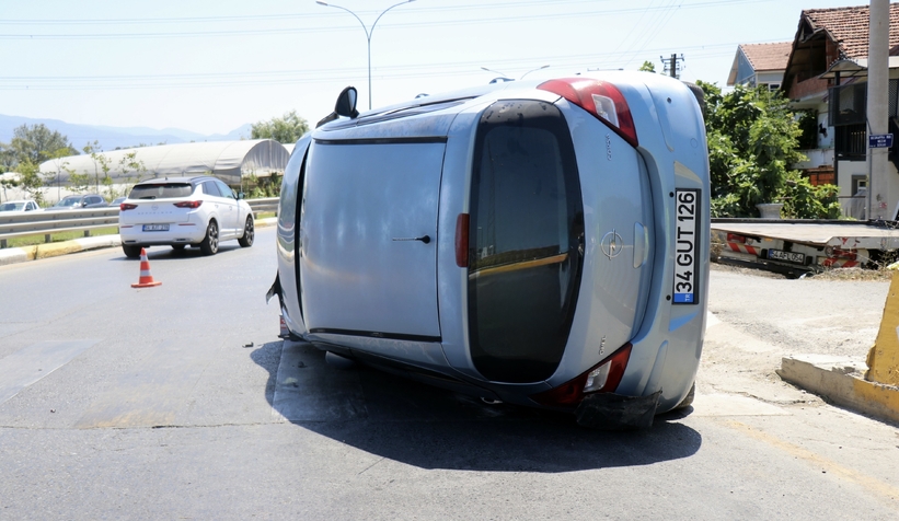  Polis kontrol noktası karşısında otomobil devrildi: 1 yaralı