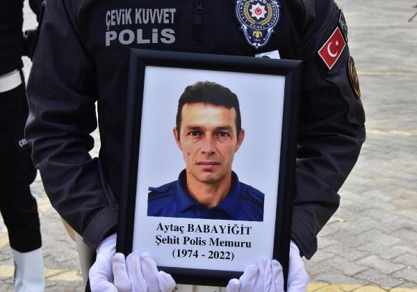 Polis merkezinde silah kazayla ateş aldı, polis memuru şehit oldu