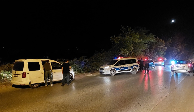 polis-onunu-kesti-calinti-aracla-kacis-akyazida-sona-erdieglsru1ey1