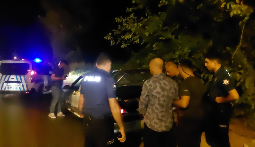 polis-onunu-kesti-calinti-aracla-kacis-akyazida-sona-erdieglsru1ey1