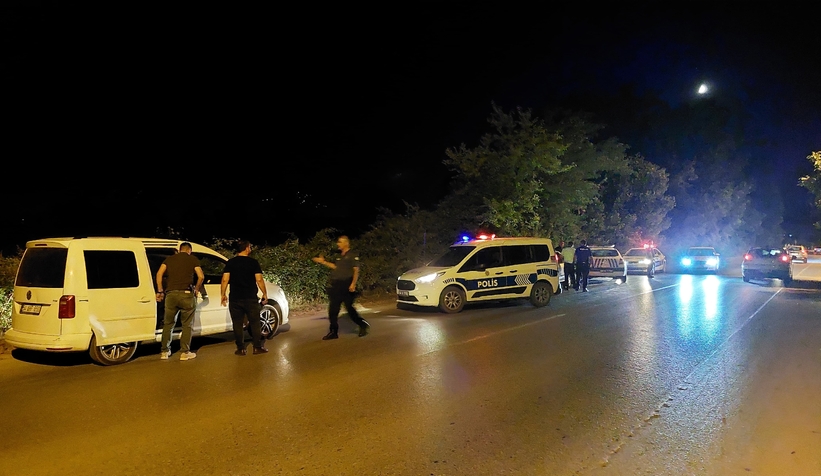 polis-onunu-kesti-calinti-aracla-kacis-akyazida-sona-erdieglsru1ey1