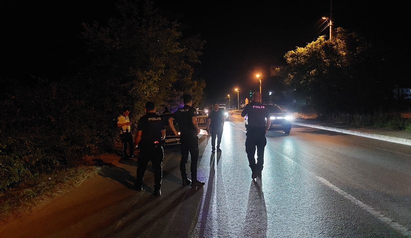 polis-onunu-kesti-calinti-aracla-kacis-akyazida-sona-erdieglsru1ey1